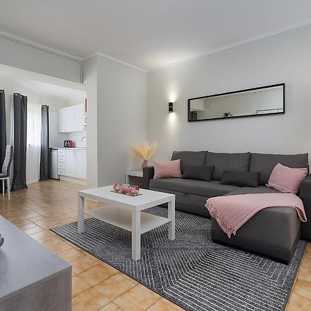Sunny Flat W/ Balcony & Pool By Lovelystay Портиман Екстериор снимка